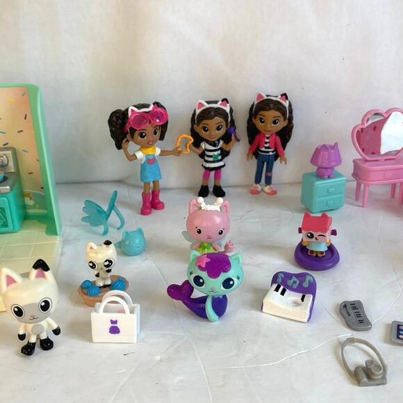 Gabby’s Dollhouse Netflix DreamWorks  Lot of  Dolls and Accessories - Picture 5 of 7